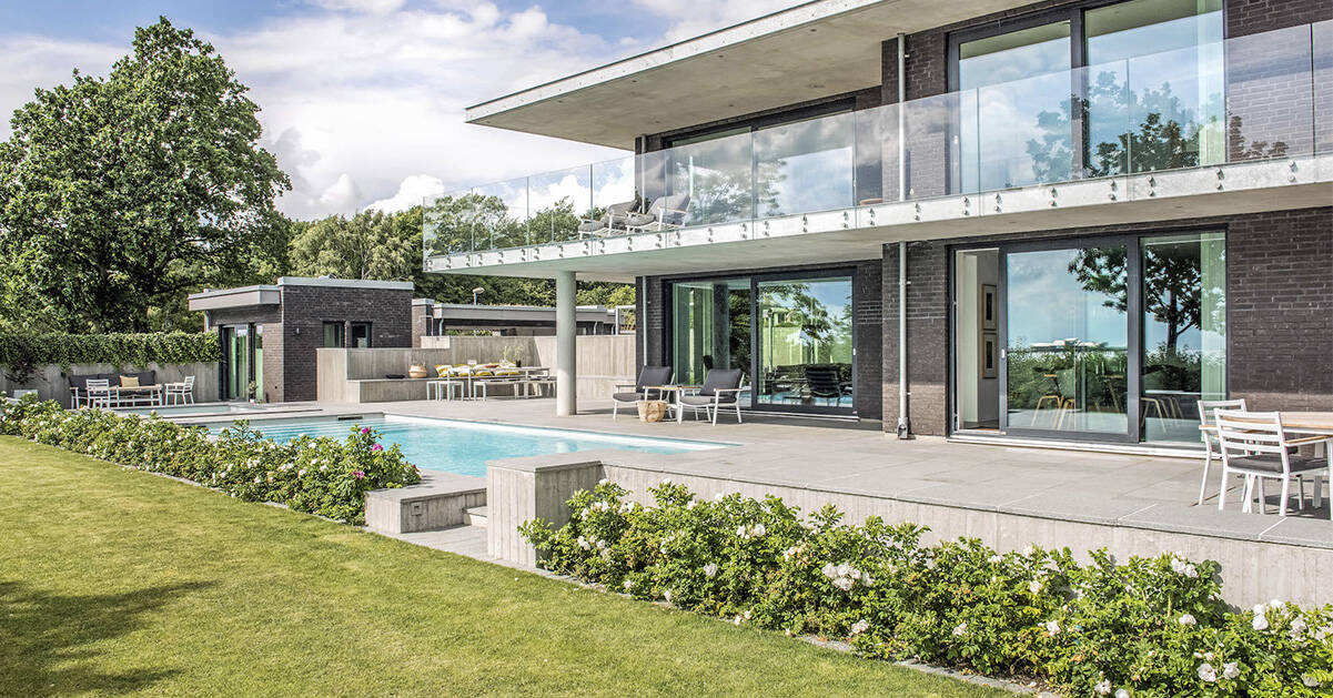 Öppen planlösning och fri havsutsikt i villan i Bjärred