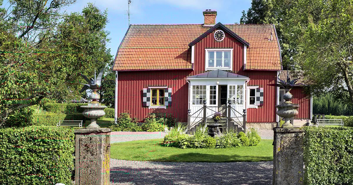 Den här röda stugan har oväntat pampig inredning