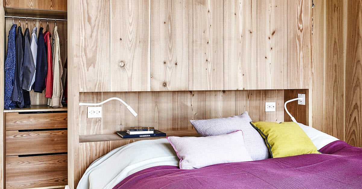 Så här bygger du en walk-in-closet bakom sängen