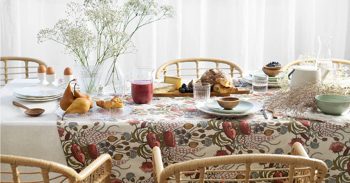 Nya romantiska trenden! Inred med blommande tyger och tapeter