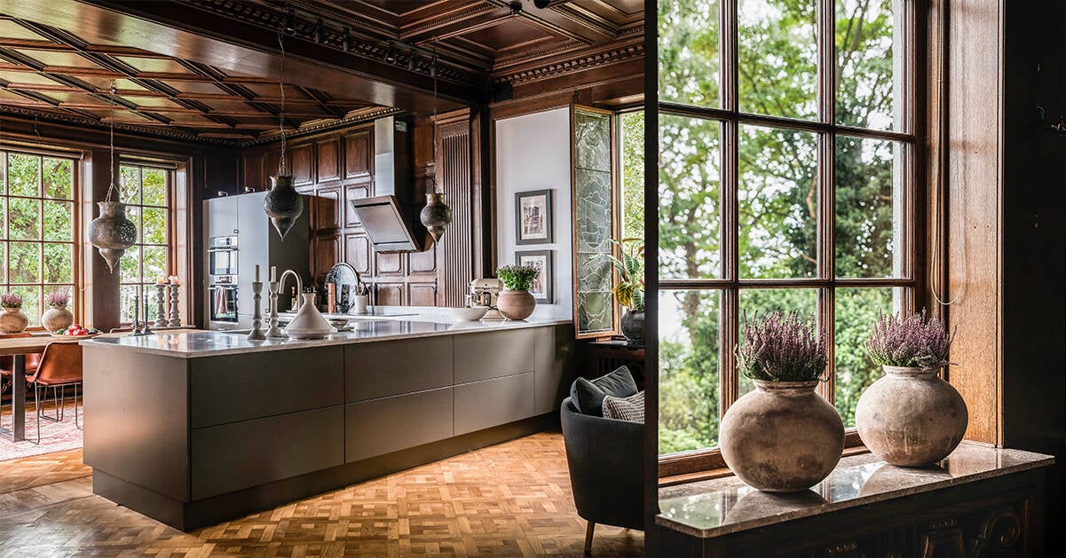 Se den unika våningen med slottslik känsla