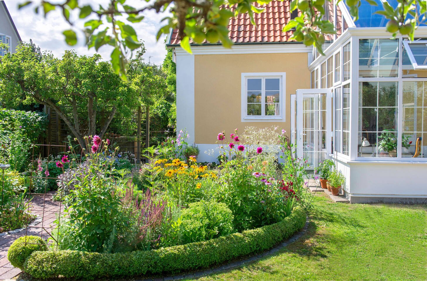 Se resultatet av förvandlingen – från eftersatt trädgård till prunkande paradis