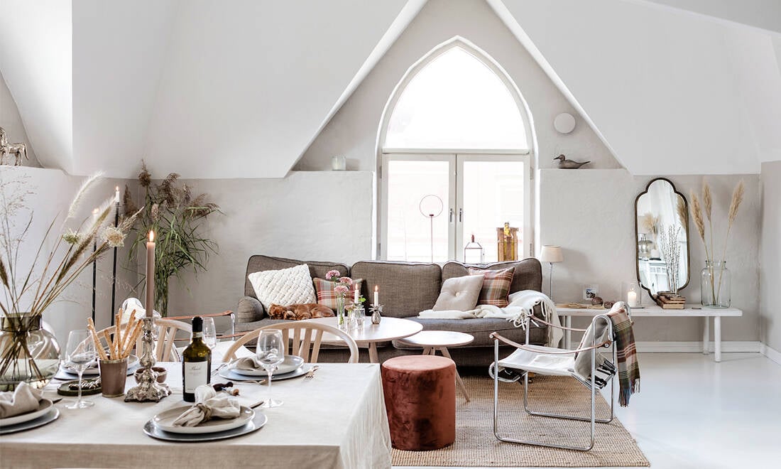 Magiskt ljus och luftig tornvåning med vinklar och vrår