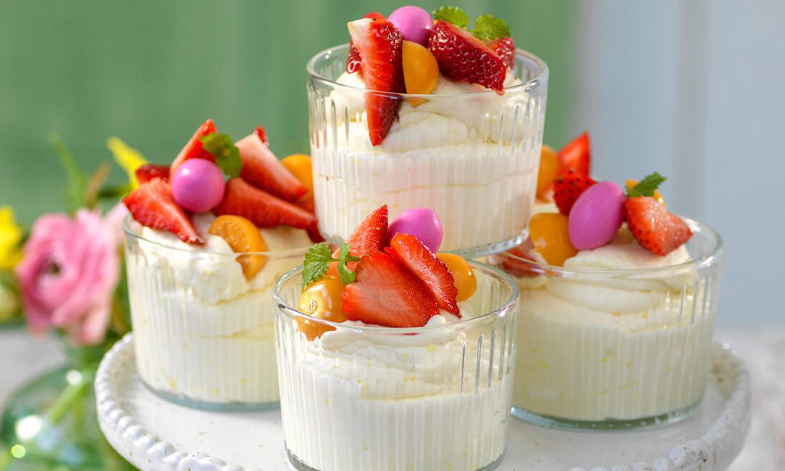 Påskens godaste dessert: Vit chokladmousse med bär och påskägg