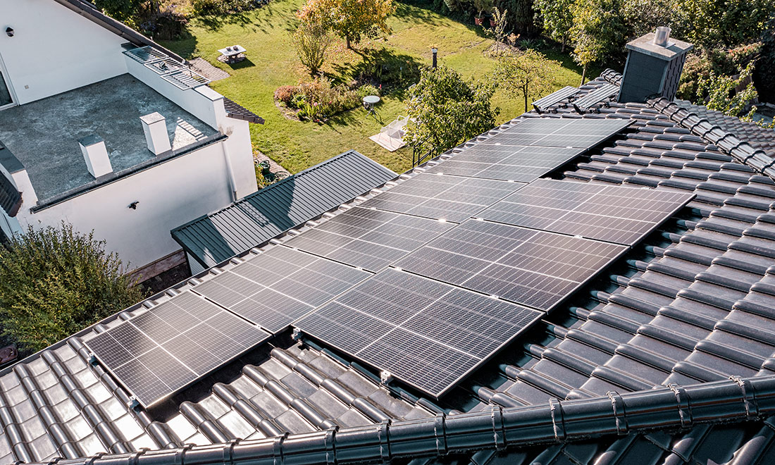 Så väljer du rätt solcellslösning för ditt tak – 5 viktiga tips