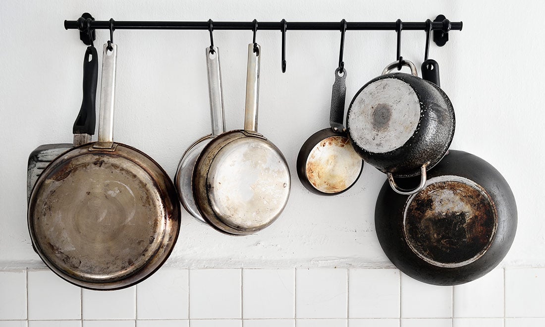 Rengör din brända stekpanna och kastrull – 4 husmorsknep!