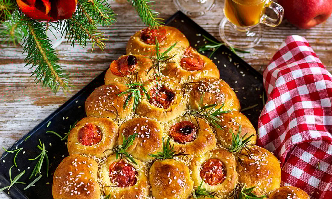 Plockmat till glöggminglet: Julfocaccia med rosmarin och tomat