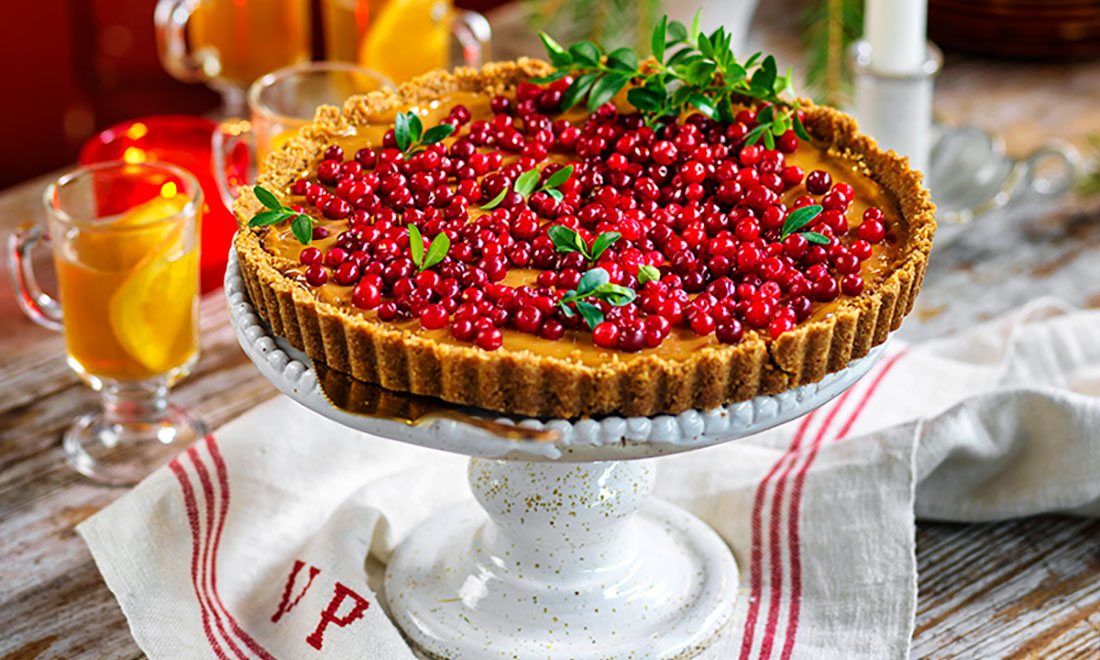 Recept till adventsfikat: Pepparkakspaj med kola och lingon