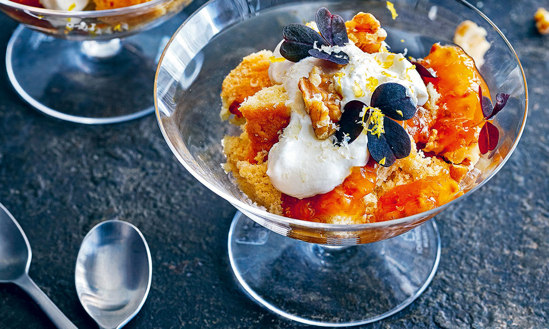 Dessert till nyår: Mjuk sockerkaka med rom och hjortronsås