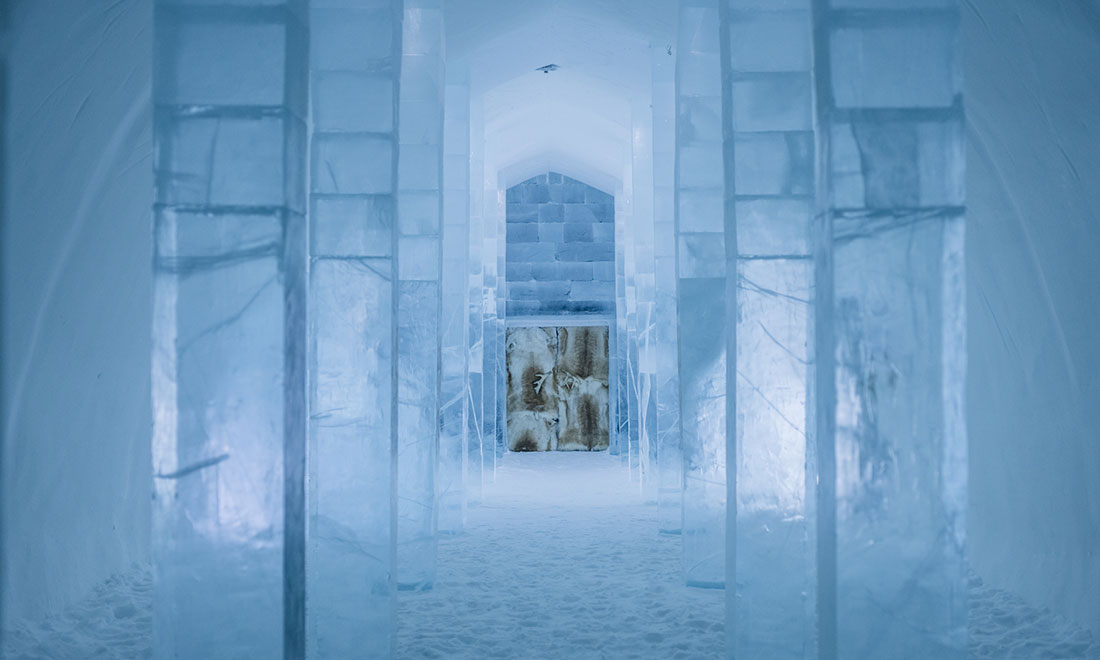 Nu kan du övernatta på nytt spektakulärt ishotell – med skulpturer i varje rum