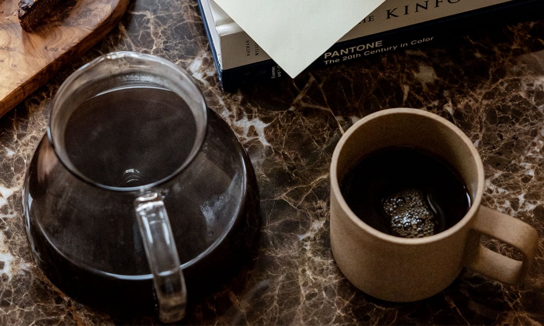 Få bort envisa kaffefläckar från mattan – enkelt husmorsknep!