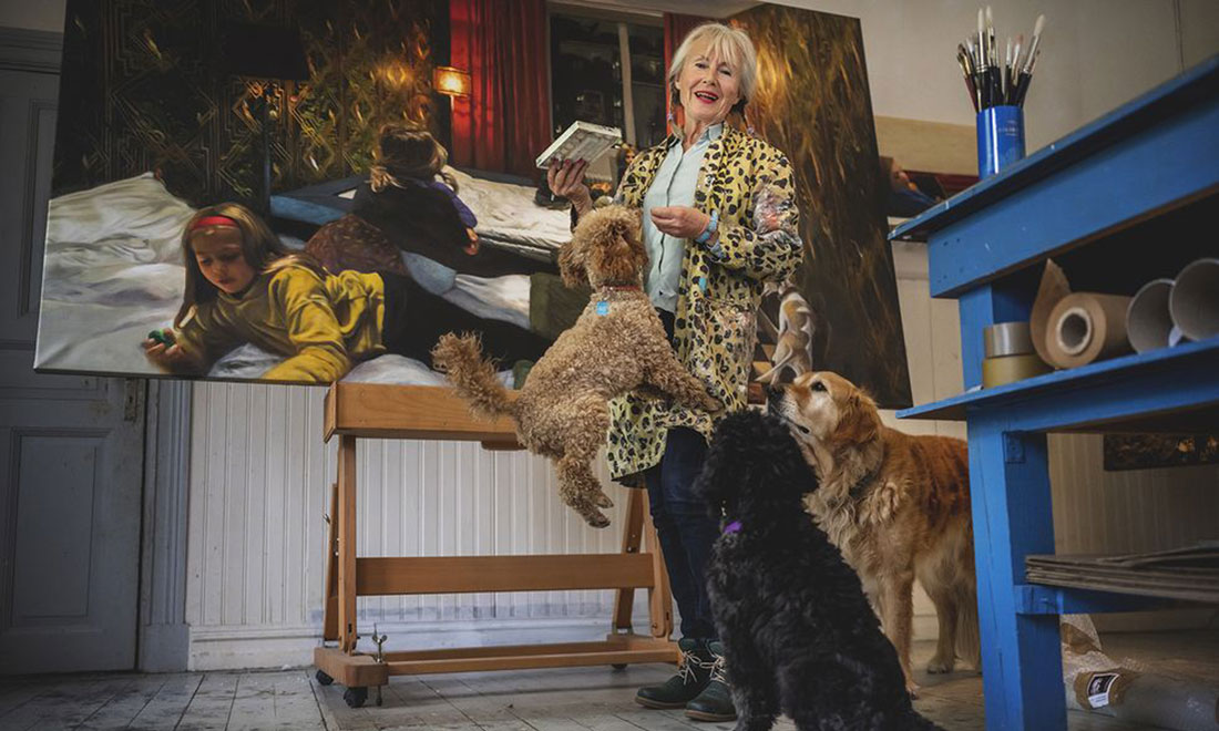 Konstnären Karin Broos slog igenom sent: ”Pinsamt att mina tavlor säljs så dyrt”