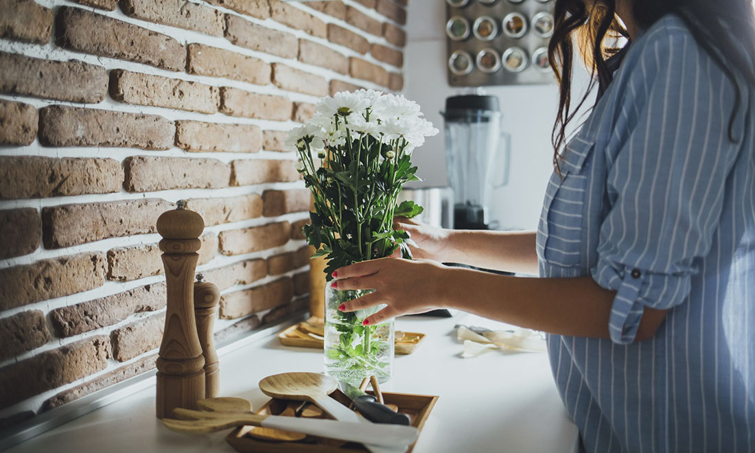 Smarta anledningen till att du bör lägga risgryn i vasen