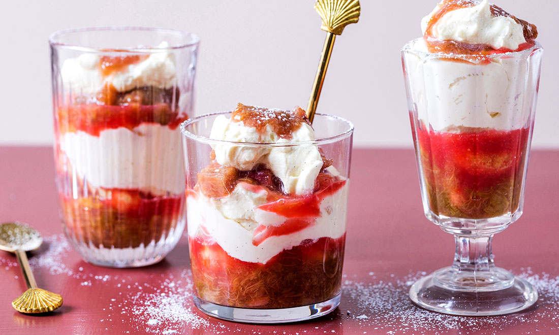 Perfekta sommardesserten – så gör du tiramisu med rabarber