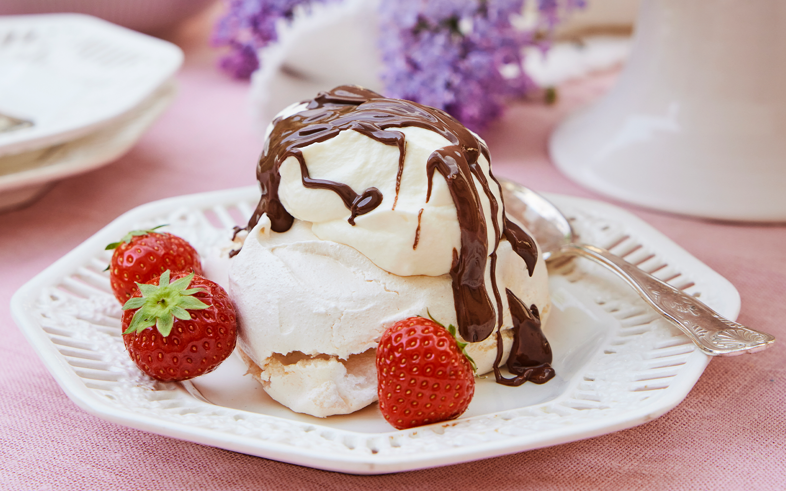 Perfekt sommardessert: Minipavlova med nutellagrädde