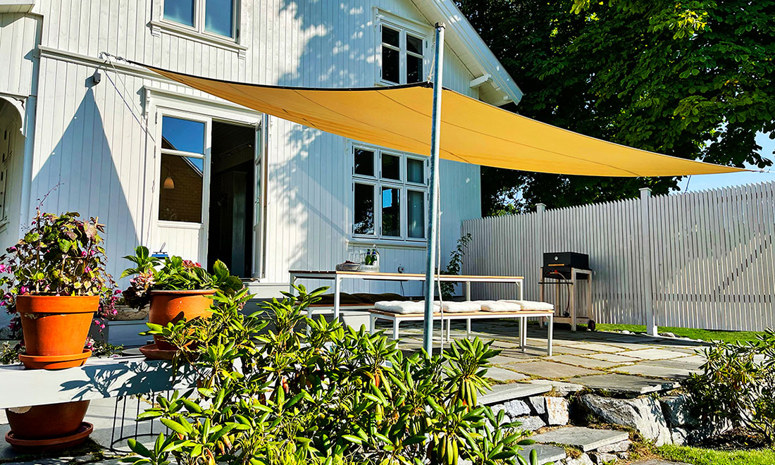 Så gör du ett praktiskt solsegel till uteplatsen