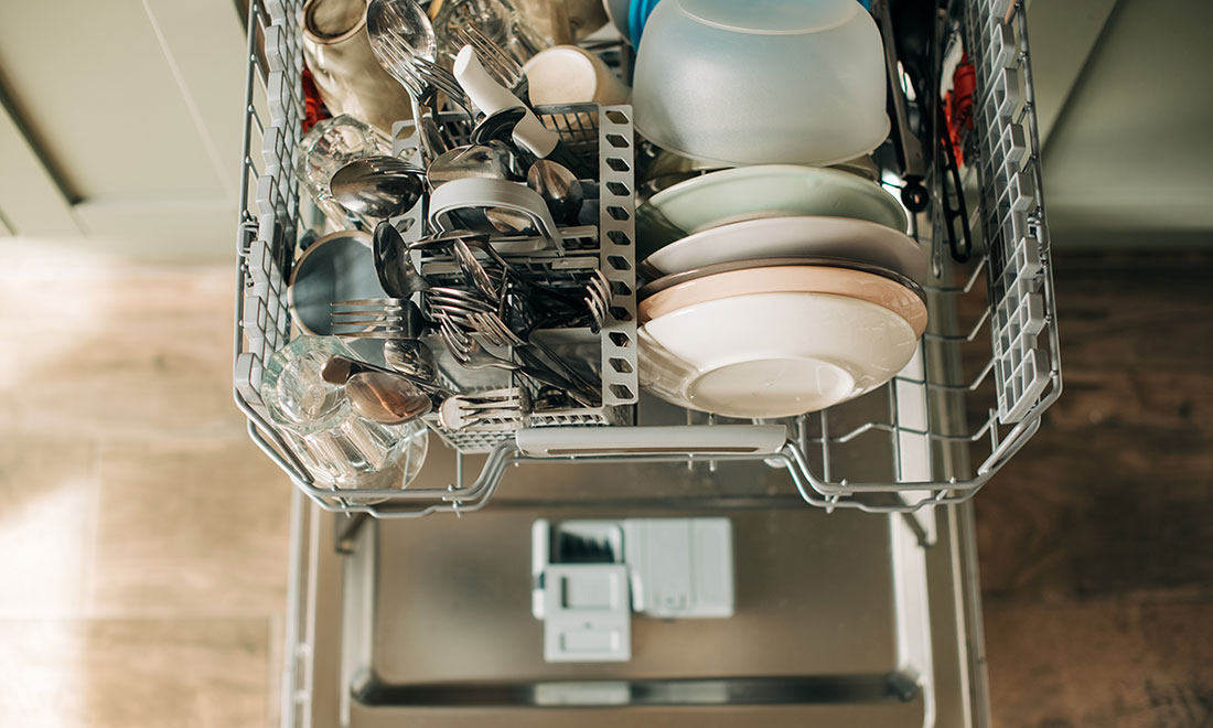 Trött på gräl om diskmaskinen? Det här är rätt (och fel sätt) att fylla den på