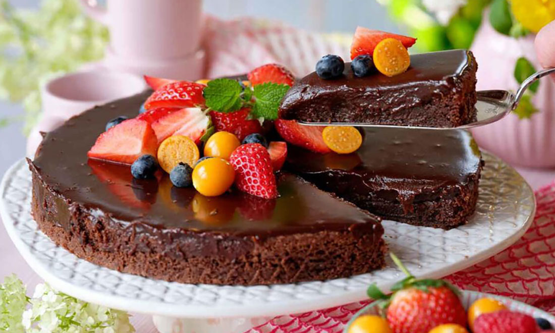 Fira kladdkakans dag: Kladdkaka med fudgetopp och bär