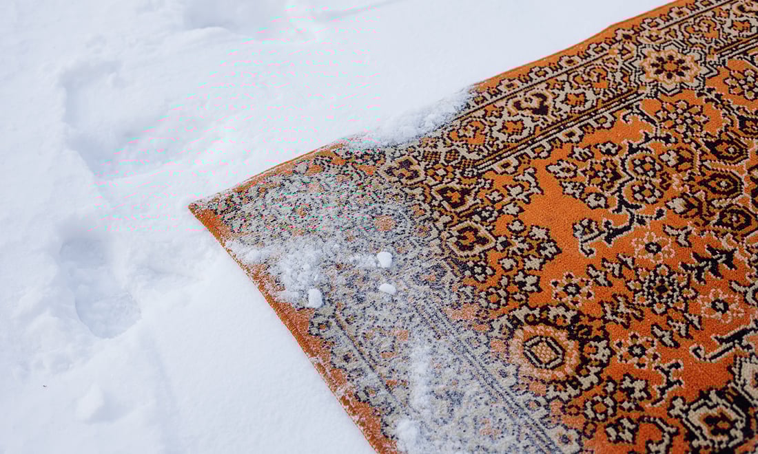 Så tvättar du mattan i snön – testa smarta husmorsknepet!