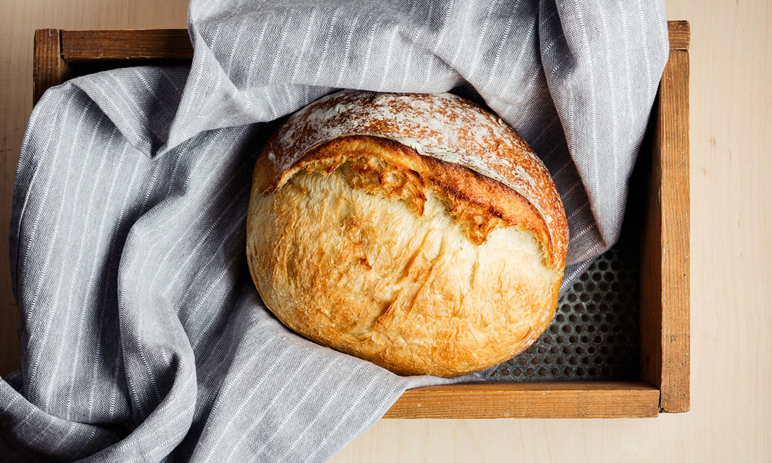 Därför ska du lägga en potatis i brödpåsen