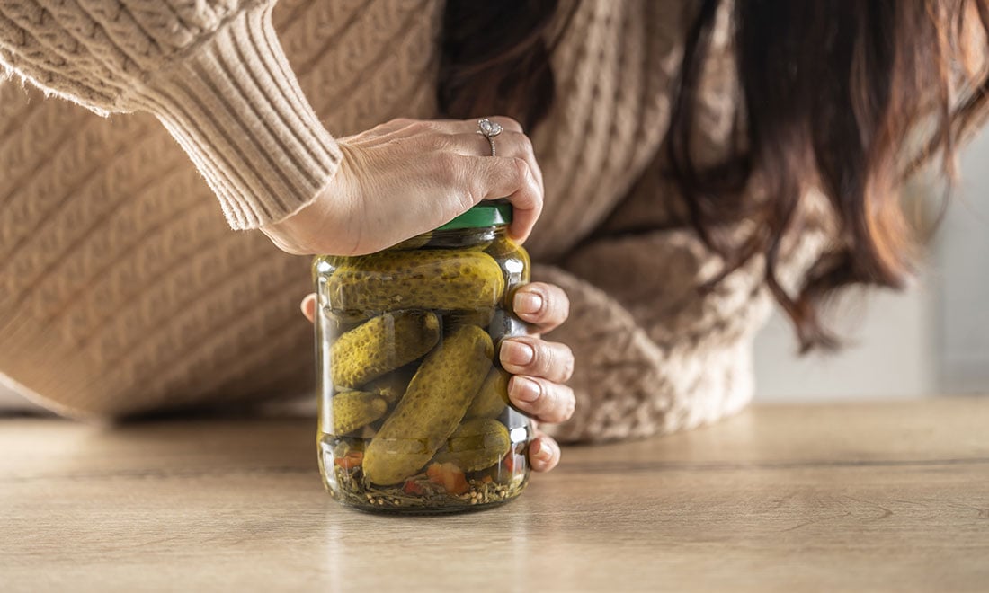 Så får du upp envisa burklock – enkla husmorsknepen!