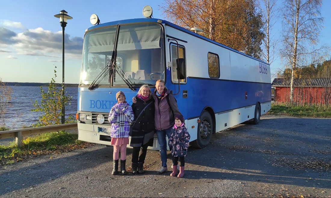 Fyrabarnsfamiljen flyttade in i bokbuss: ”Villalivet är inget vi saknar”