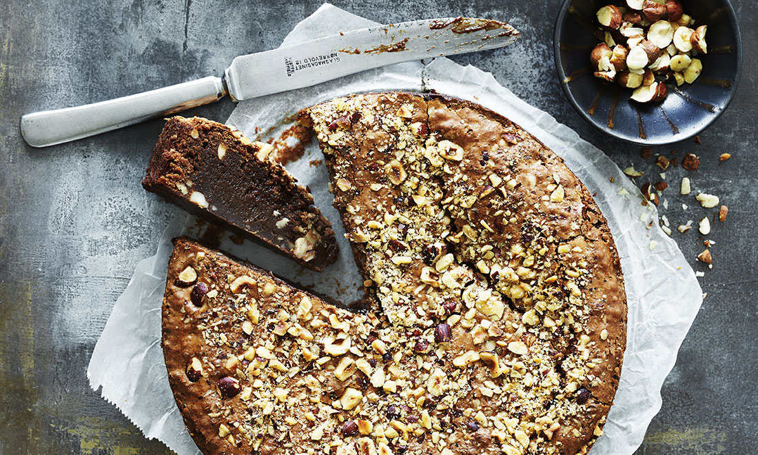 Recept: Mörk choklad­kaka med ­hasselnötter