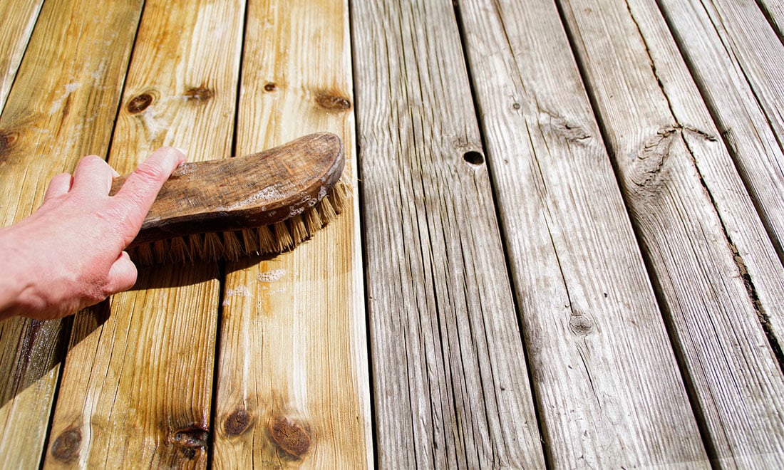 Så rengör du altanen med såpa och ättika