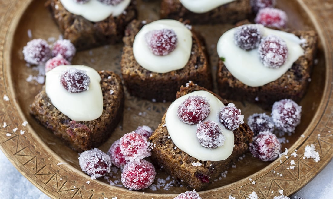 Recept: Baka mjuk pepparkaka med färskostfrosting och frostade tranbär till advent