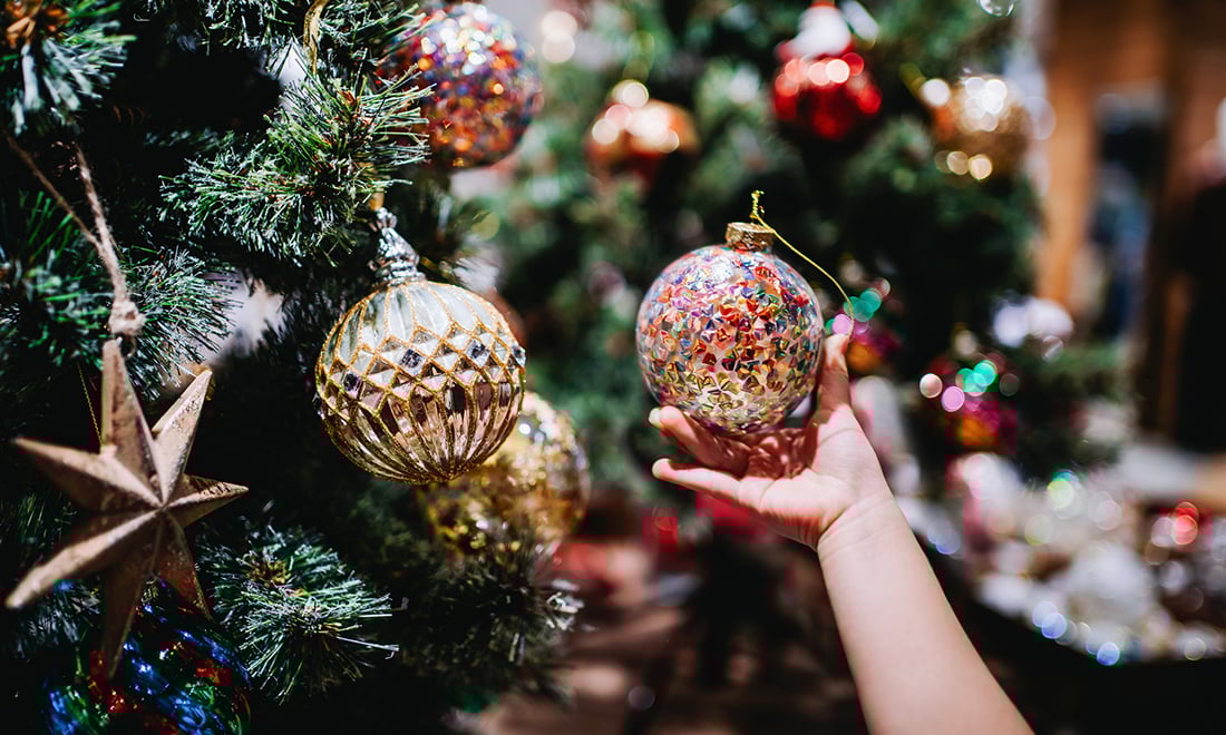Så enkelt gör du personliga julkulor till granen – 3 fina tips